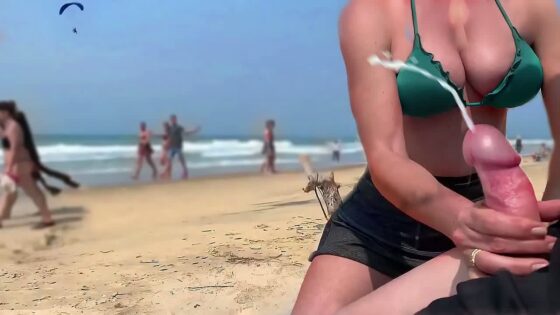 A woman from the beach makes me ejaculate in front of everyone…