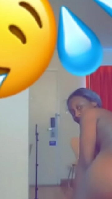 teen twerking at the hotel | Snpchat: ximmoan18